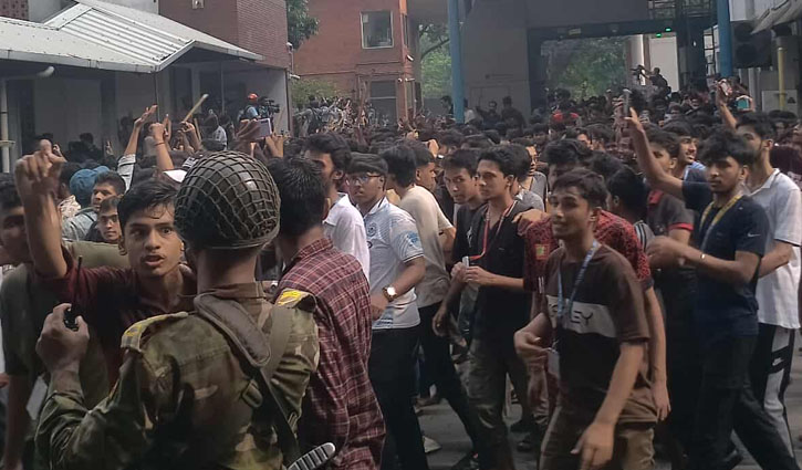 সচিবালয়ের গেট ভেঙে ভেতরে শিক্ষার্থীরা, পুলিশের ধাওয়ায় ছত্রভঙ্গ