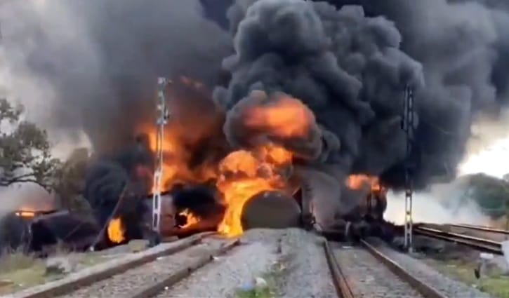 ভারতে ডিজেলবোঝাই মালবাহী ট্রেনে ভয়াবহ আগুন ভারতে ডিজেলবোঝাই মালবাহী ট্রেনে ভয়াবহ আগুন