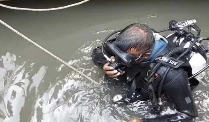 টঙ্গীতে খোলা ম্যানহোলে পড়ে নারী নিখোঁজ, চলছে উদ্ধার অভিযান