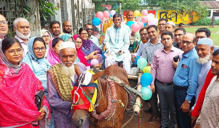 ঘোড়ার গাড়িতে চড়িয়ে শিক্ষক ও অফিস সহায়ককে বিদায়