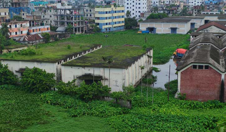বর্ষায় হাঁটুপানির মধ্যে কুমিল্লার ধর্মপুর খাদ্য গুদাম
