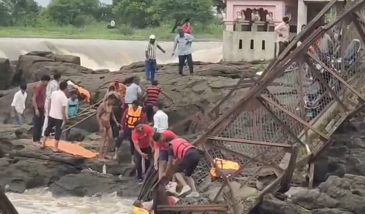মহারাষ্ট্রে সেতু ভেঙে নিহত ৪, নিখোঁজ ৩০ মহারাষ্ট্রে সেতু ভেঙে নিহত ৪, নিখোঁজ ৩০