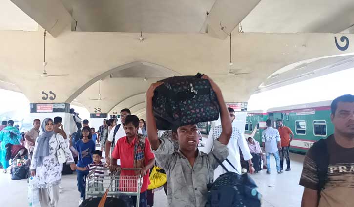 ঈদের ছুটি কাটিয়ে স্বস্তিতে ফিরছে মানুষ ঈদের ছুটি কাটিয়ে স্বস্তিতে ফিরছে মানুষ