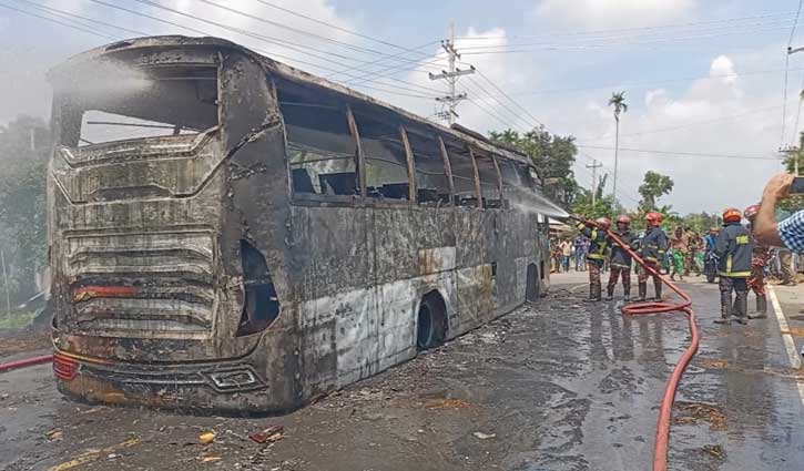 শেরপুরে বাসচাপায় যুবক নিহত, বিক্ষুব্ধ জনতার অগ্নিসংযোগ শেরপুরে বাসচাপায় যুবক নিহত, বিক্ষুব্ধ জনতার অগ্নিসংযোগ