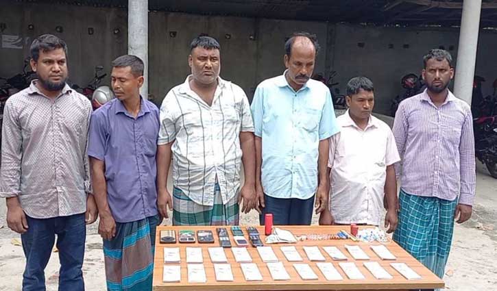 পঞ্চগড়ে সেনা অভিযানে জাল ডলারসহ আটক ৬ পঞ্চগড়ে সেনা অভিযানে জাল ডলারসহ আটক ৬