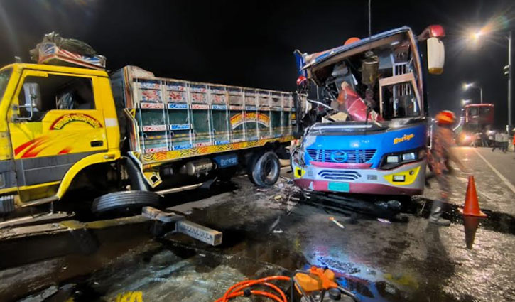 পদ্মা সেতুতে ট্রাকের পিছনে বাসের ধাক্কা, নিহত ২ পদ্মা সেতুতে ট্রাকের পিছনে বাসের ধাক্কা, নিহত ২