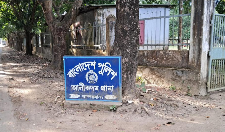মাতামুহুরী নদীর তীরে মিলল পর্যটকের লাশ, এখনো নিখোঁজ ২ মাতামুহুরী নদীর তীরে মিলল পর্যটকের লাশ, এখনো নিখোঁজ ২