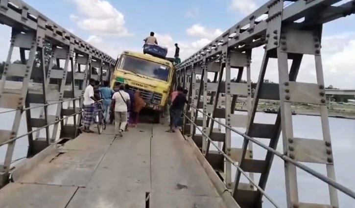 কুড়িগ্রামে সেতুর পাটাতন দেবে আটকে গেল ট্রাক, যান চলাচল বন্ধ