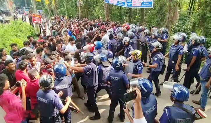 জুলাই আয়োজনে উপেক্ষিত প্রথম পুলিশি হামলার শিকার কুবি জুলাই আয়োজনে উপেক্ষিত প্রথম পুলিশি হামলার শিকার কুবি