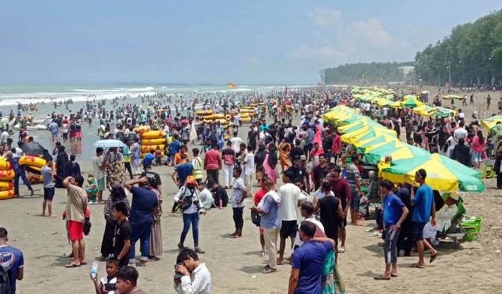 ঈদের ছুটিতে পর্যটকে মুখরিত কক্সবাজার সৈকত ঈদের ছুটিতে পর্যটকে মুখরিত কক্সবাজার সৈকত