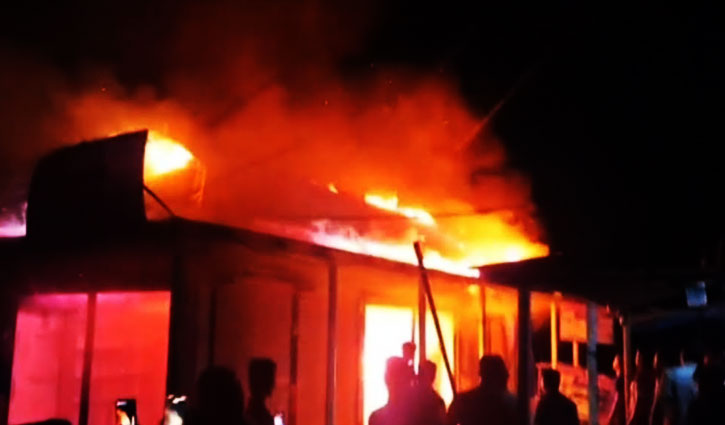 বজ্রপাত থেকে ভয়াবহ আগুন, পুড়লো ৮ দোকান বজ্রপাত থেকে ভয়াবহ আগুন, পুড়লো ৮ দোকান