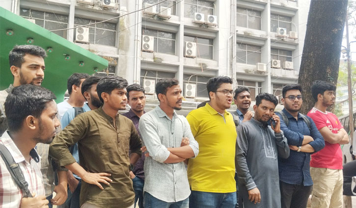 র্যাগিং বন্ধ ও নিরাপত্তার দাবিতে জবি শিক্ষার্থীদের বিক্ষোভ র্যাগিং বন্ধ ও নিরাপত্তার দাবিতে জবি শিক্ষার্থীদের বিক্ষোভ