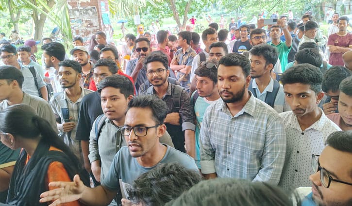 জাবিতে অটোরিকশা চালুর দাবিতে প্রশাসনিক ভবন অবরোধ