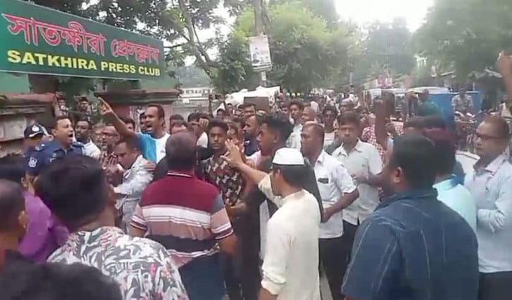 সাতক্ষীরায় সাংবাদিকদের ওপর হামলা, আহত ৩০