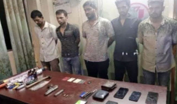 কুষ্টিয়ায় ‘টর্চার সেলের’ সন্ধান, অস্ত্র-মাদকসহ আটক ৫ কুষ্টিয়ায় ‘টর্চার সেলের’ সন্ধান, অস্ত্র-মাদকসহ আটক ৫