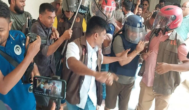 বগুড়ার যুবলীগ নেতা মতিন ৬ দিনের রিমান্ডে বগুড়ার যুবলীগ নেতা মতিন ৬ দিনের রিমান্ডে