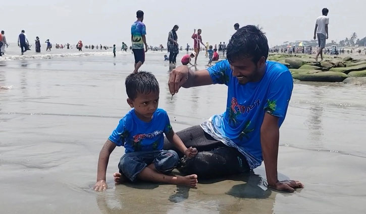 ঈদের আনন্দে প্রাণবন্ত কুয়াকাটা