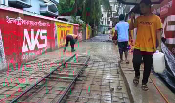 বান্দরবানে বৃষ্টির মধ্যে রাস্তা ঢালাই, কাজের মান নিয়ে উদ্বেগ