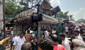মানিকগঞ্জে ৭ দোকানে আগুন, ক্ষতির শঙ্কা আড়াই কোটি