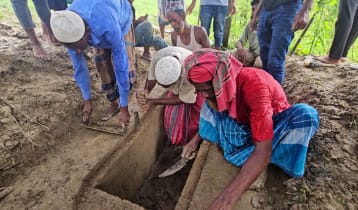 শেষ ঠিকানার কারিগর মনু মিয়ার কবর খুঁড়লেন ৫ ব্যক্তি