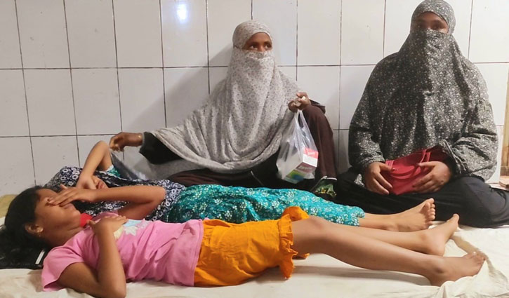 খাতা জমা দিতে দেরি করায় ১৬ শিক্ষার্থীকে বেত্রাঘাত, হাসপাতালে ২ খাতা জমা দিতে দেরি করায় ১৬ শিক্ষার্থীকে বেত্রাঘাত, হাসপাতালে ২