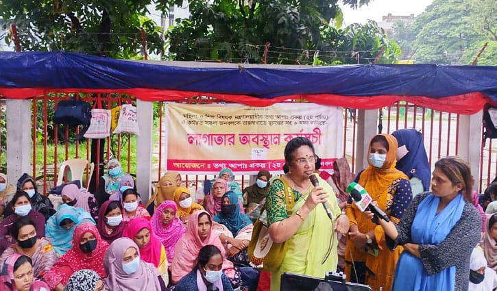 ১৪ বছর ধরে নারীদের পাশে থাকা ‘তথ্য আপা’দের ভবিষ্যৎ অনিশ্চিত ১৪ বছর ধরে নারীদের পাশে থাকা ‘তথ্য আপা’দের ভবিষ্যৎ অনিশ্চিত