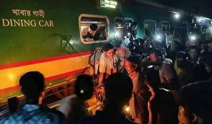 Train hits several vehicles on Kalurghat bridge, 3 dead Train hits several vehicles on Kalurghat bridge, 3 dead