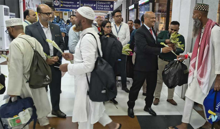 First Hajj return flight arrives with 369 pilgrims