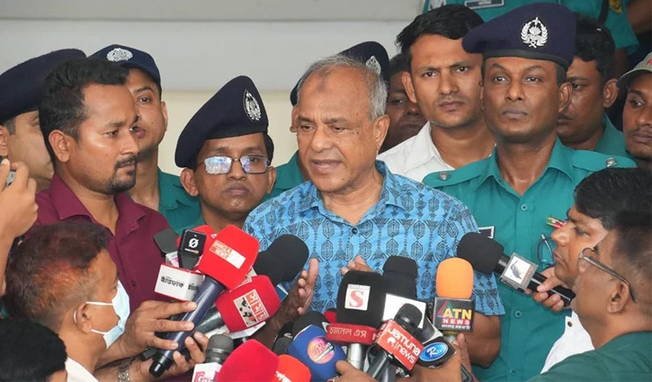 যাত্রাবাড়ী থানা পরিদর্শন করলেন স্বরাষ্ট্র উপদেষ্টা