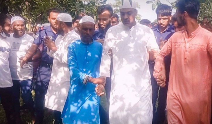 প্যারোলে মুক্তি পেয়ে মায়ের জানাজায় যুবলীগ নেতা