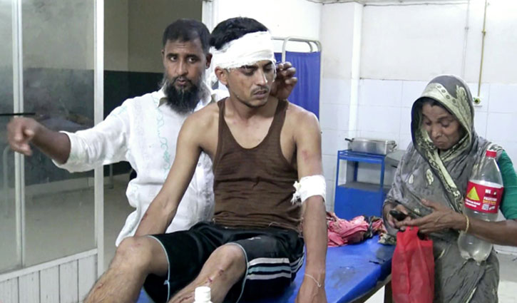 ফুটবল খেলাকে কেন্দ্র করে দুপক্ষের সংঘর্ষ, আহত ২০ ফুটবল খেলাকে কেন্দ্র করে দুপক্ষের সংঘর্ষ, আহত ২০