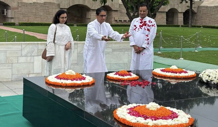 রাজঘাটে গান্ধীকে শ্রদ্ধা বাংলাদেশের হাইকমিশনার রিয়াজ হামিদুল্লাহর