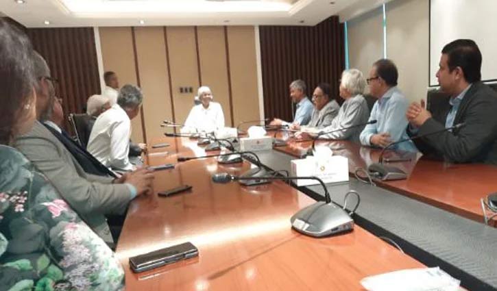 অর্থ উপদেষ্টার সঙ্গে শীর্ষ ব্যবসায়ী নেতাদের বৈঠক