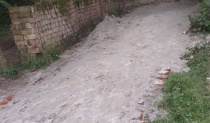 রাস্তায় ইট বিছানো নিয়ে সংঘর্ষে এনসিপি নেতাসহ আহত ৫