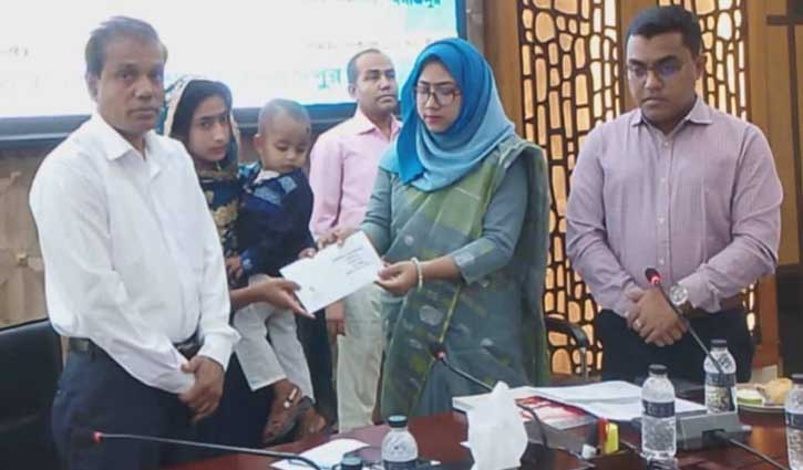 দিনাজপুরে গণঅভ্যুত্থানে শহীদ পরিবার পেল ১০ লাখ টাকা
