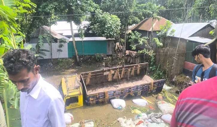 রাজবাড়ীতে গরুবাহী ট্রাক খাদে, ২ ব্যবসায়ী নিহত