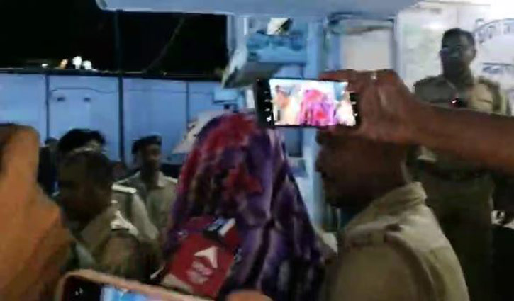 বাবা-মাকে খুনের পর মসজিদে ছুরি নিয়ে হামলা 
