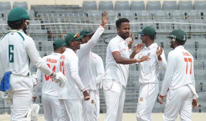 লেজের ব্যাটসম্যানদের দাপটের পর স্পিনে নড়বড়ে দক্ষিণ আফ্রিকা