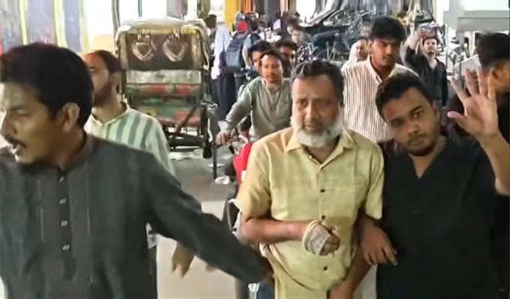 বগুড়ায় হোমিওপ্যাথি কলেজ অধ্যক্ষকে মারধর করে পুলিশে সোপর্দ