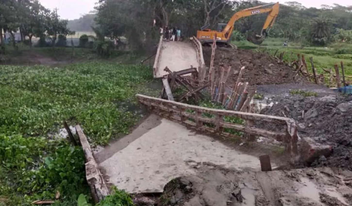 আমতলীতে সেতু ভেঙে খালে, ভোগান্তি