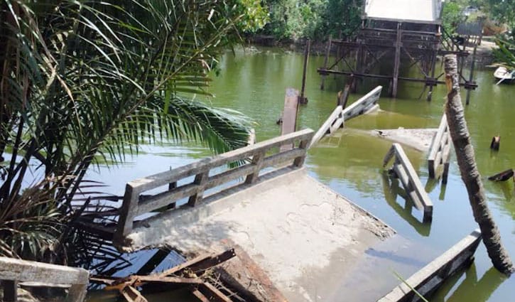 বিকট শব্দে ভেঙে পড়লো সেতু