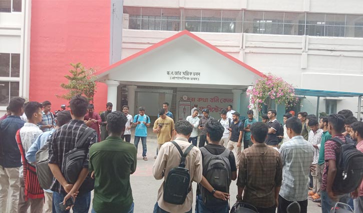 চবির হলে পাওয়া আসন স্থগিত করায় শিক্ষার্থীদের বিক্ষোভ চবির হলে পাওয়া আসন স্থগিত করায় শিক্ষার্থীদের বিক্ষোভ