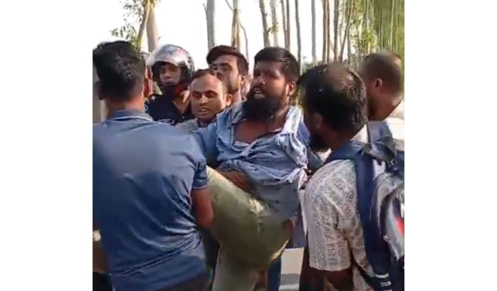 পুলিশের উপস্থিতিতে পল্লি চিকিৎসককে অপহরণের অভিযোগ, ৩ দিনেও মেলেনি খোঁজ