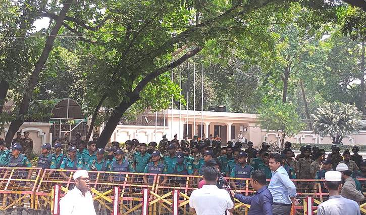 প্রধান উপদেষ্টার বাসভবন যমুনায় নিরাপত্তা জোরদার প্রধান উপদেষ্টার বাসভবন যমুনায় নিরাপত্তা জোরদার