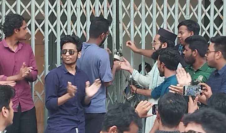 ৪ দাবিতে জবির প্রশাসনিক ভবনে তালা শিক্ষার্থীদের ৪ দাবিতে জবির প্রশাসনিক ভবনে তালা শিক্ষার্থীদের