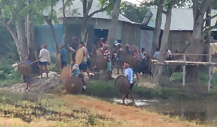 ঝিনাইদহে ২ পক্ষের সংঘর্ষে আহত ১০, বাড়ি ভাঙচুর ঝিনাইদহে ২ পক্ষের সংঘর্ষে আহত ১০, বাড়ি ভাঙচুর