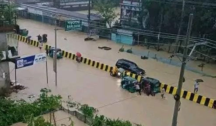 ভারী বর্ষণ ও পাহাড়ি ঢলে বড়লেখা প্লাবিত, পানিবন্দি লাখ মানুষ
