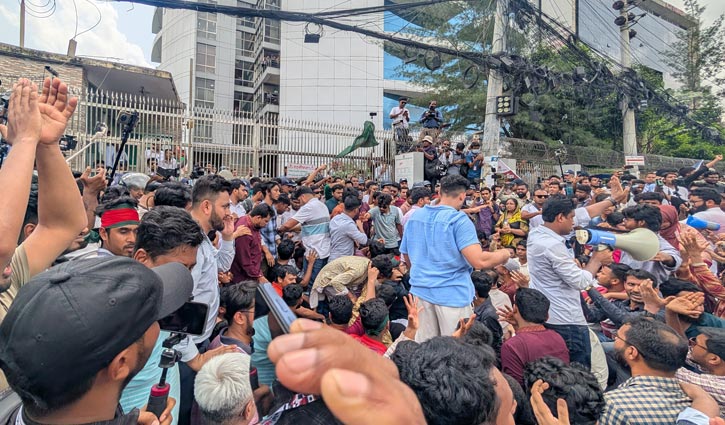 ইসি ভবনের মূল ফটকে এনসিপির নেতাকর্মীরা ইসি ভবনের মূল ফটকে এনসিপির নেতাকর্মীরা