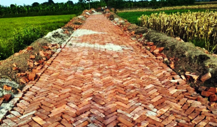 নাটোরে রাস্তা নির্মাণে নিম্নমানের ইট ব্যবহারের অভিযোগ নাটোরে রাস্তা নির্মাণে নিম্নমানের ইট ব্যবহারের অভিযোগ