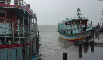 বৈরী আবহাওয়ায় পাটুরিয়া-দৌলতদিয়া লঞ্চ রুট বন্ধ